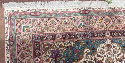null Grand tapis en laine à décor de médaillon central sur fond crème, ISPAHAN 324...
