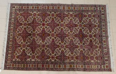 null Tapis en laine à décor géométrique sur fond beige, MIKRAH RUSSIE, 236 x 145...
