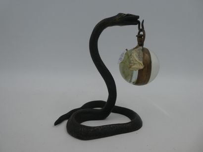 null Porte-montre figurant un serpent. Epreuve en bronze, hauteur 12,5 cm avec une...
