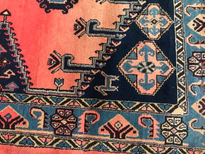 null Un tapis en laine à décor de trois médaillons sur fond rose, IRAN, 220 x 350...