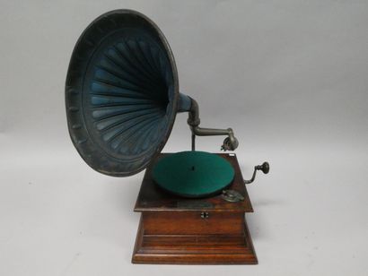 null Gramophone portant une plaque "GRAMMOFONI-DISCHI CA ANGELO ALATI" pavillon en...