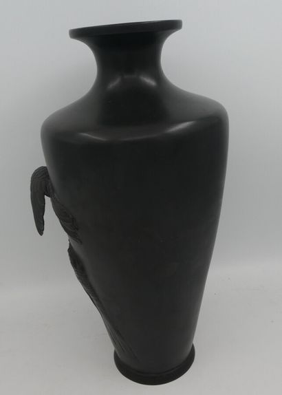 null Vase fuseau à col rétréci en bronze à décor d'un aigle branché, fin 19ème siècle,...