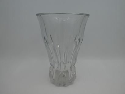 null BACCARAT, un vase en cristal taillé, hauteur 25 cm