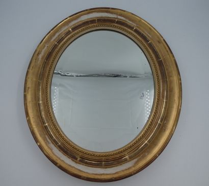 null Miroir ovale en bois et stuc doré à décor d'une frise de perles glace biseautée,...