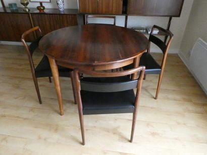 null HELTBORG MOBLER -DOMUS DANICA (EDITEUR), une table ronde et quatre chaises en...
