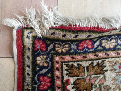 null Petit tapis de prière en laine à fond rouge, IRAN, 152 x 103 cm (petite déchirure...