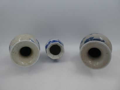 null Paire de vases balustres en porcelaine à décor de paysages blanc et bleu, Chine...