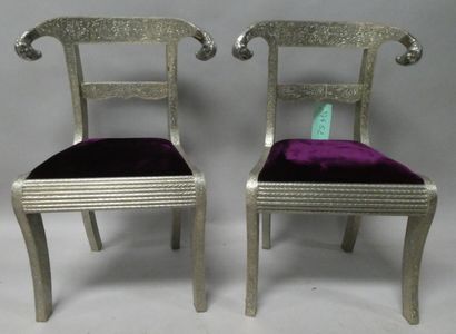 null Paire de chaises en bois recouvertes de métal repoussé à décor floral, dossier...