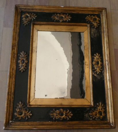 null Important miroir en bois mouluré sculpté laqué noir et doré, travail italien...