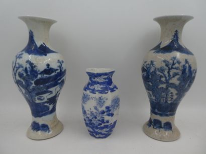null Paire de vases balustres en porcelaine à décor de paysages blanc et bleu, Chine...