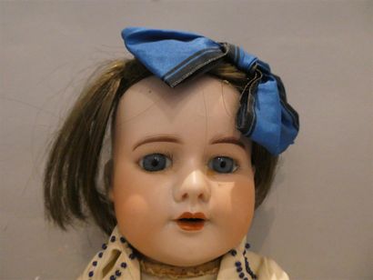 null S.F.B.J, une poupée à tête en porcelaine marquée en creux " 23 SFBJ 60 Paris...