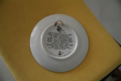 null VINOGRADOFF PORZELLAN une série de 15 assiettes en porcelaine à décor peint...
