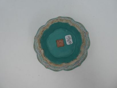 null Coupe sur talon en porcelaine à décor polychrome, Chine, hauteur 7,5 cm (ég...