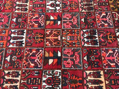 null Un tapis en laine à décor de caissons, IRAN, 210 x 290 cm