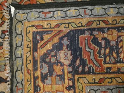null Important tapis rectangulaire à décor floral stylisé sur fond beige et bordure...