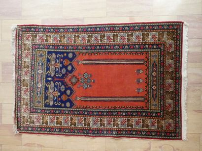 null Petit tapis de prière en laine à fond rouge, IRAN, 152 x 103 cm (petite déchirure...