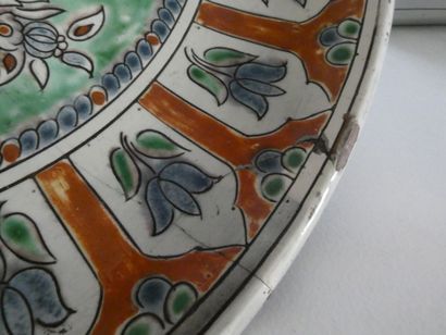 null RHODES, plat circulaire creux en céramique à décor floral et d'oiseau polychrome,...