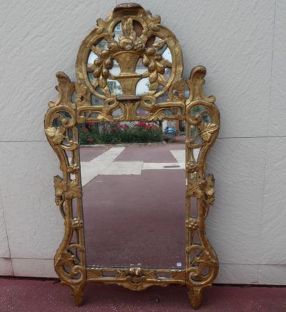null Miroir à parecloses en bois sculpté et doré à décor d'un panier fleuri et de...
