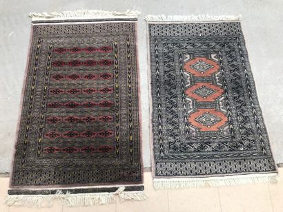 null Deux tapis en laine à décor géométrique, PAKISTAN, 73 x 114 cm - 78 x 112 c...