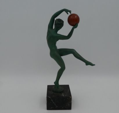 null BRIAND, "Danseuse au ballon", bronze patiné vert socle en marbre signature,...
