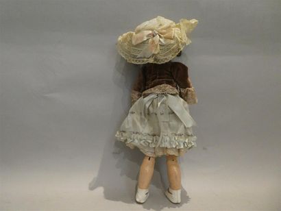 null S.F.B.J., une poupée à tête en porcelaine marquée en creux " 22 SFBJ 60 Paris...