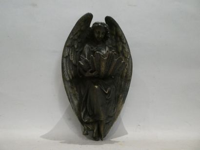 null Bénitier d'applique en bronze patiné à décor d'un ange tenant un coquillage...