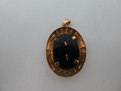 null Un pendentif en or jaune et onyx, 3,70gr poids brut (frais judiciaires)