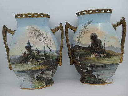null Paire d'importants vases à côtes pincées épaulés de deux anses en porcelaine...