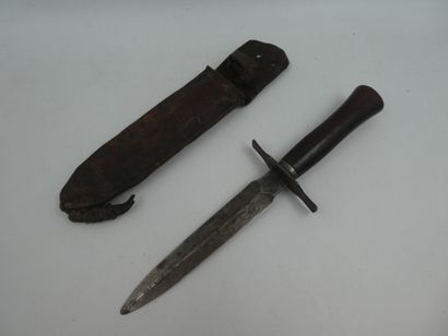 null ASTIER-PRODON à Thiers, couteau-poignard dit le "Vengeur", poignée en bois légèrement...