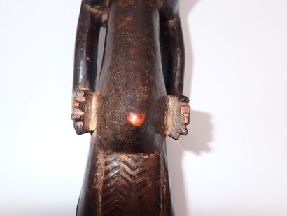 null Une statue féminine en bois à patine sombre, Bena Lulua RDC, milieu XXe - dimension...