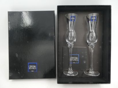 null CRISTAL DE SEVRES une paire de flûtes à vodka en cristal modèle Renomée, boîte...