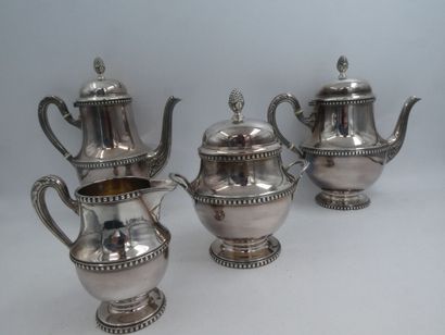 null Un service à thé et café en métal argenté à décor de frise de perles comprenant...
