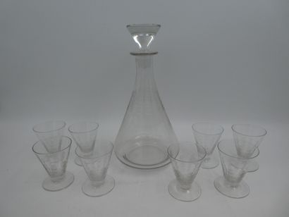 null Un service à liqueur en cristal comprenant huit verres et une carafe
