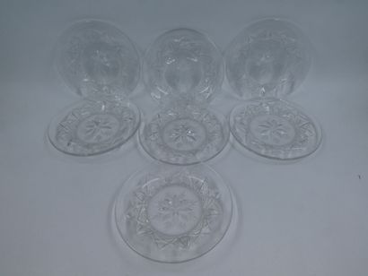 null BACCARAT suite de sept petites assiettes en cristal taillé, diamètre 15,5 c...
