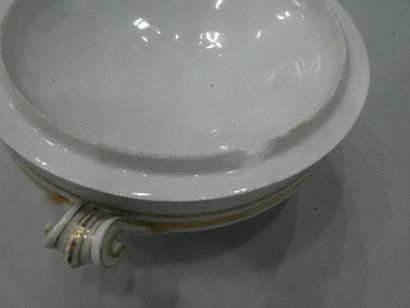 null Une partie de service de table en porcelaine blanche à filets dorés, chiffrées...