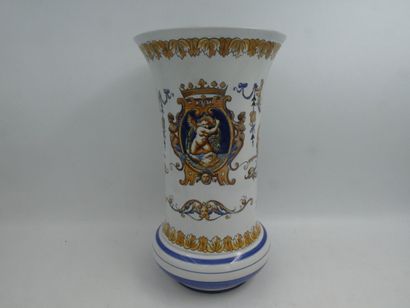 null GIEN, un vase tubulaire en faïence à décor polychrome d'inspiration Renaissance...