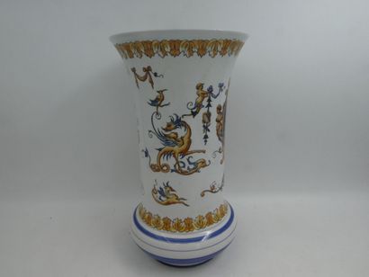 null GIEN, un vase tubulaire en faïence à décor polychrome d'inspiration Renaissance...