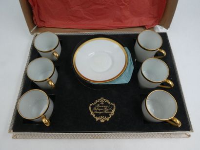 null Ancienne fabrique royale de Limoges France, une série de six tasses litron et...