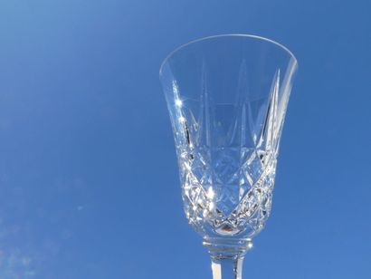 null SAINT-LOUIS modèle Tarn une partie de service de verres de 14 pièces comprenant...