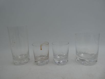 null DAUM, France, huit verres en cristal modèle Blanzey : deux à Porto, cinq flûte...