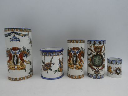 null GIEN cinq vases cylindriques en faïence à décor polychrome d'inspiration Renaissance...
