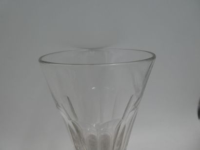 null Une série de six verres sur pied à eau en verre taillé, hauteur 14,5 cm (égrisure...