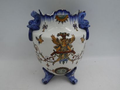 null GIEN, un vase en faïence à décor polychrome d'inspiration Renaissance italienne...