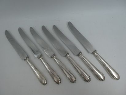 null Une série de six grands couteaux manches en métal argenté et lames inox