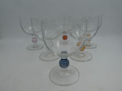 null Une série de six verres à pied en cristal moulé, hauteur 16 cm