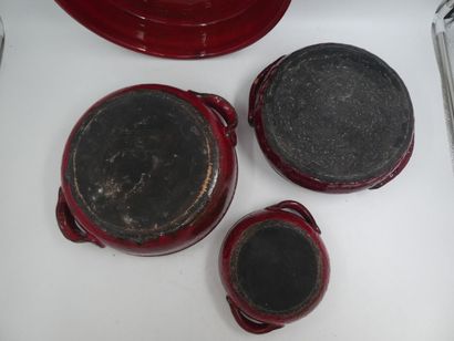 null HOFMANN Gérard à Vallauris, quatre coupes circulaires à anses en céramique rouge...