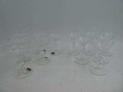 null Une partie de service de verres en cristal comprenant : huit grands verres à...