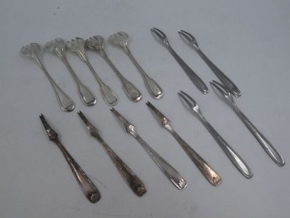null LOT : cinq fourchettes à huitres en métal argenté modèle filet, quatre fourchettes...