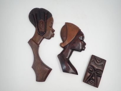 null Deux profils de femme et un couvercle (boîte manquante) en bois sculpté de style...