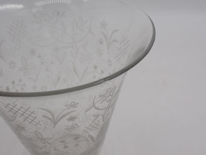 null BACCARAT, vase évasé en cristal à décor de fleurs et de coqs, hauteur 15 cm...